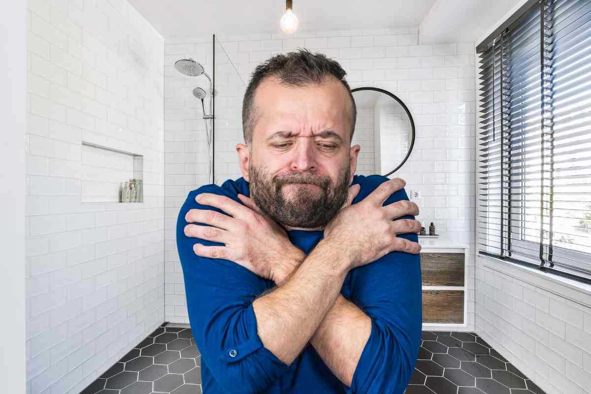 Bagno e uomo sente freddo