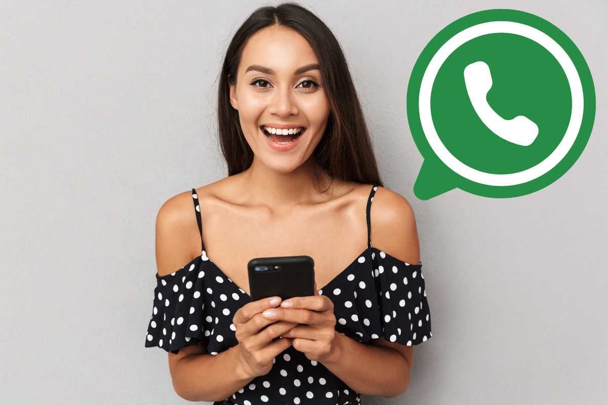 Donna con cellulare, logo WhatsApp