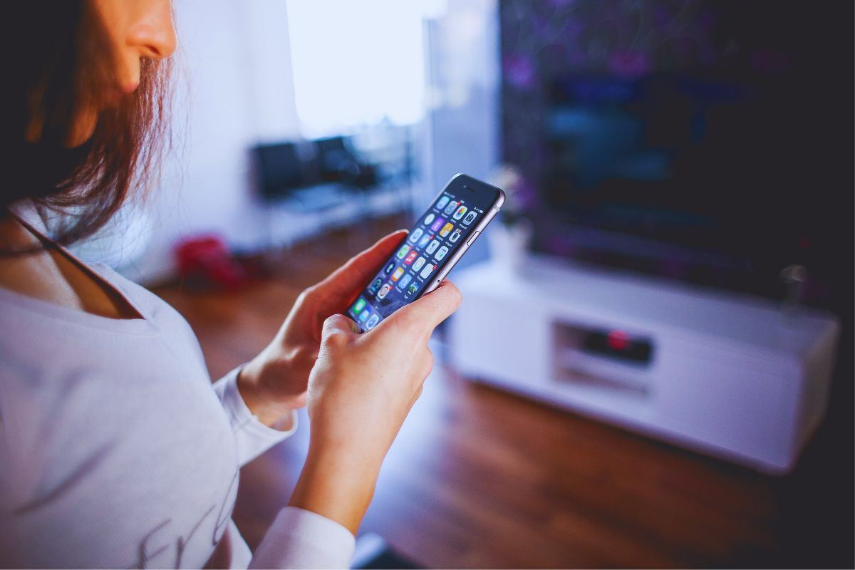 Ragazza che controlla telefono