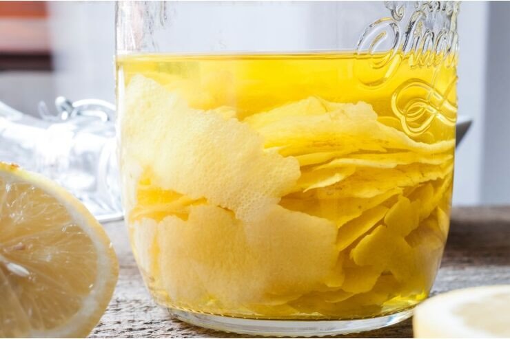 barattolo con bucce di limone