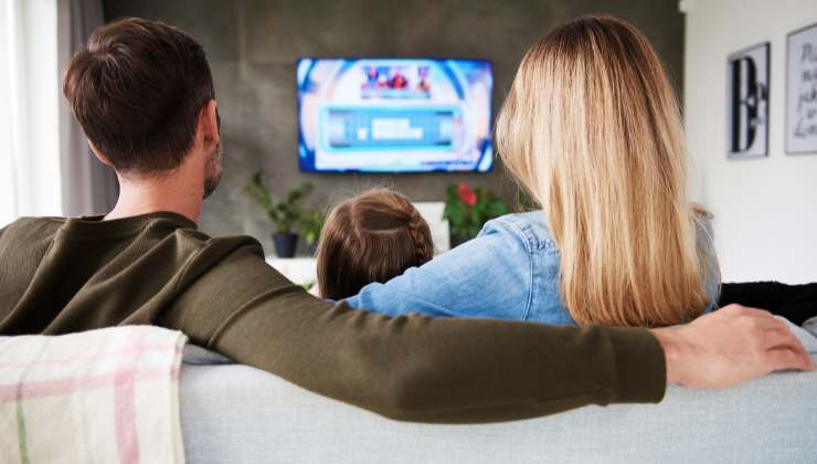 famiglia guarda tv