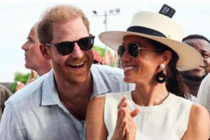 Harry e Meghan sorridono in pubblico